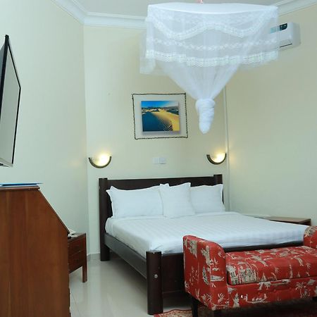 Mowicribs Hotel And Spa Entebbe Ngoại thất bức ảnh