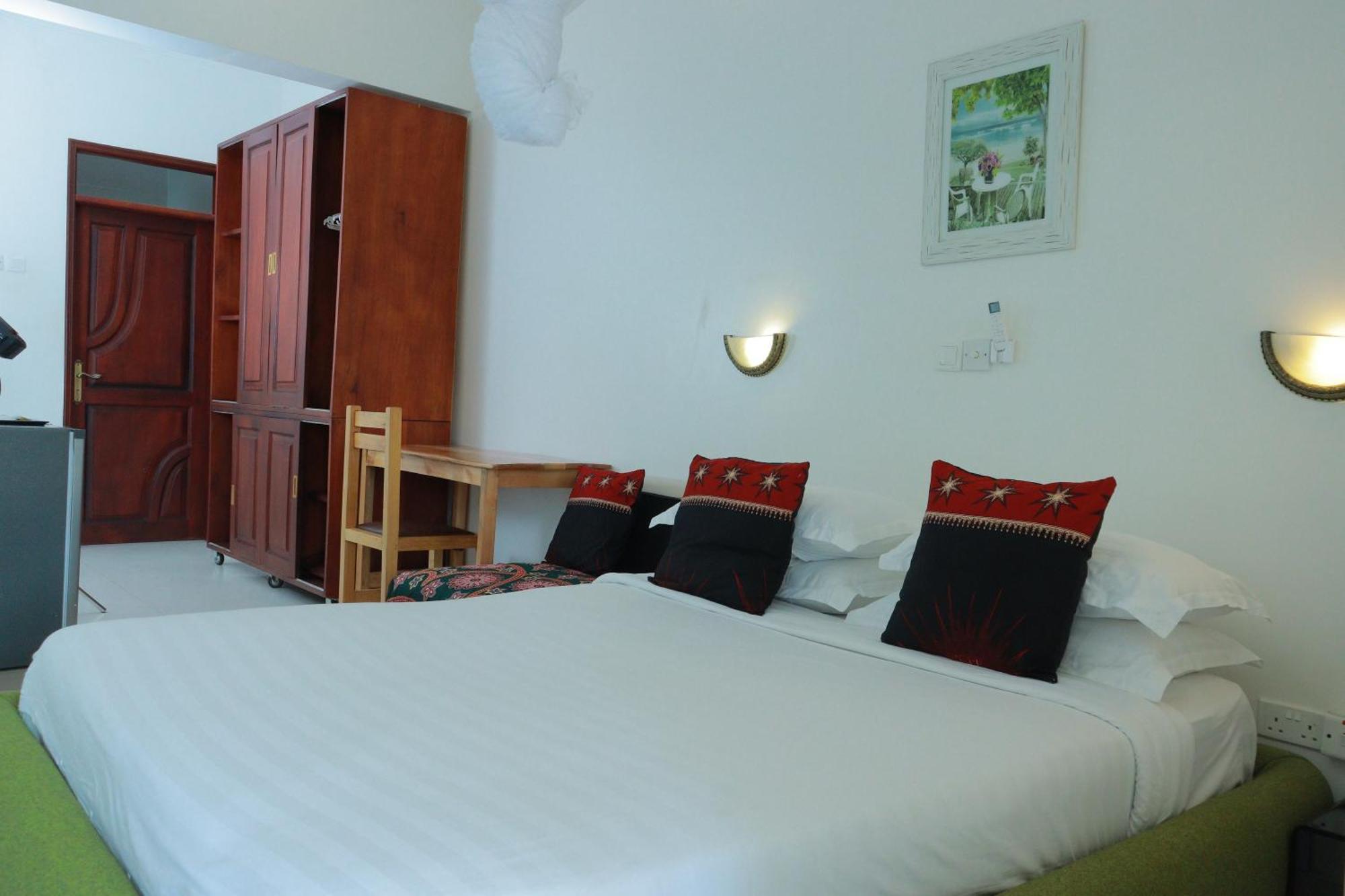 Mowicribs Hotel And Spa Entebbe Ngoại thất bức ảnh