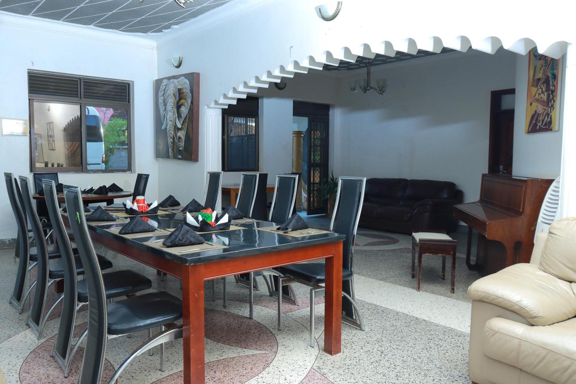 Mowicribs Hotel And Spa Entebbe Ngoại thất bức ảnh