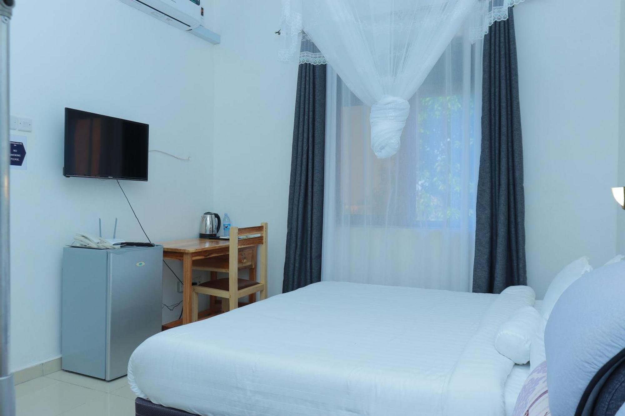 Mowicribs Hotel And Spa Entebbe Ngoại thất bức ảnh
