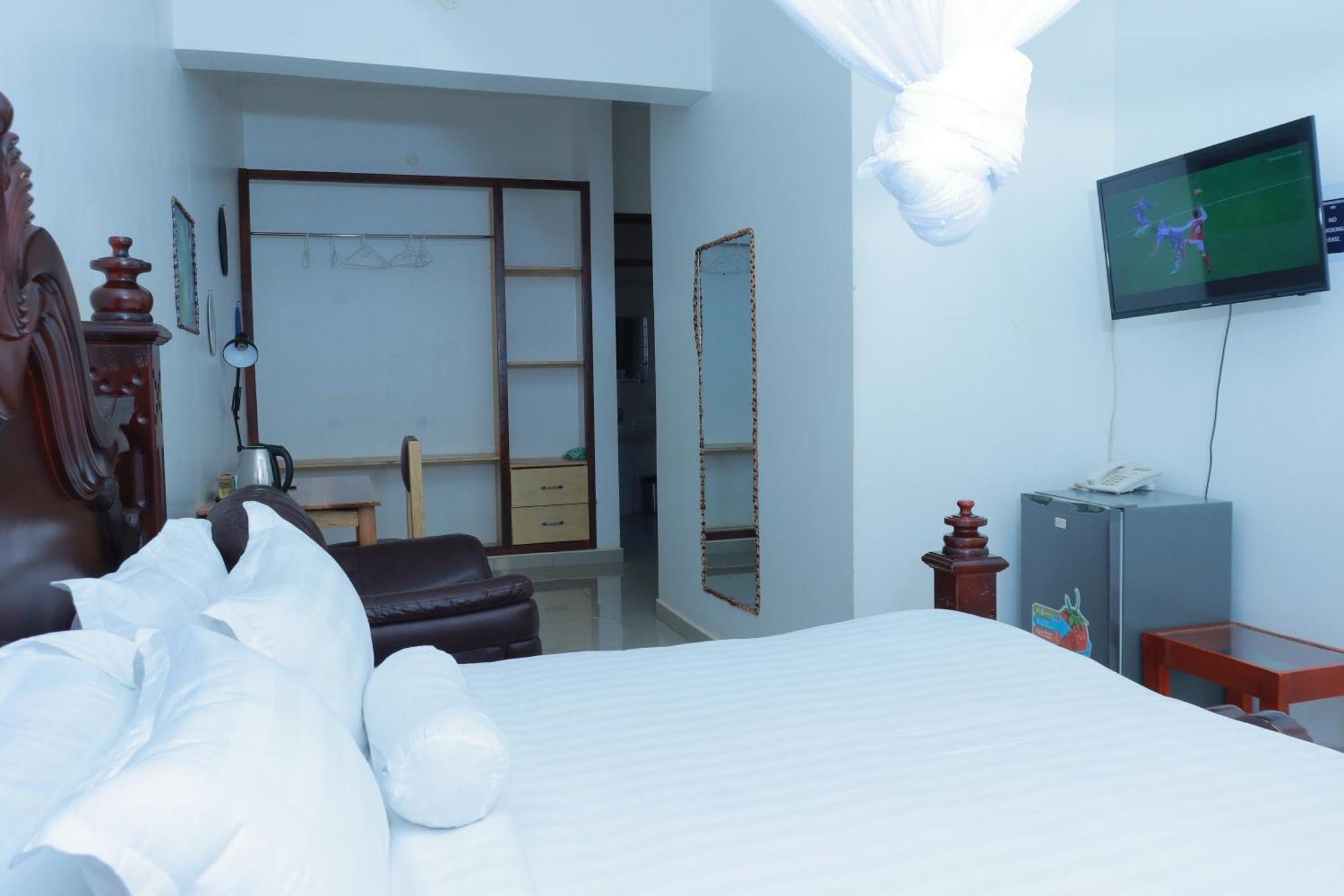 Mowicribs Hotel And Spa Entebbe Ngoại thất bức ảnh
