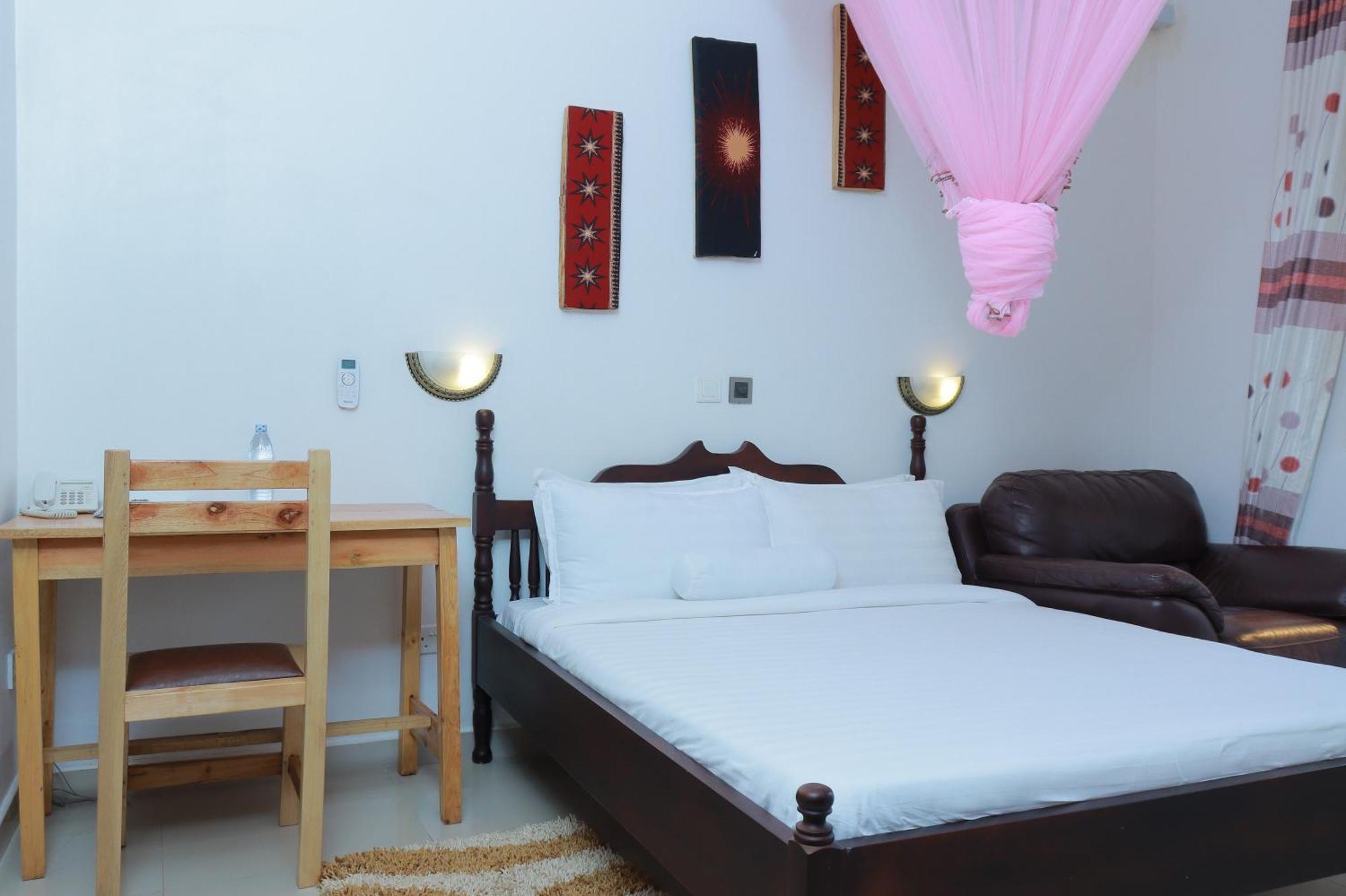 Mowicribs Hotel And Spa Entebbe Ngoại thất bức ảnh