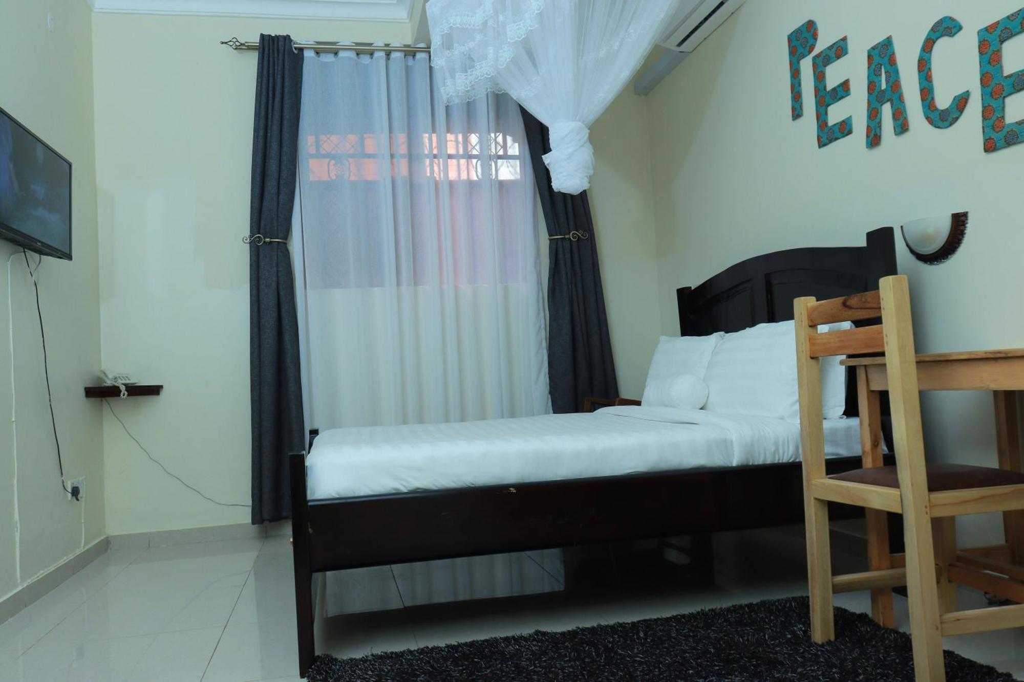 Mowicribs Hotel And Spa Entebbe Ngoại thất bức ảnh