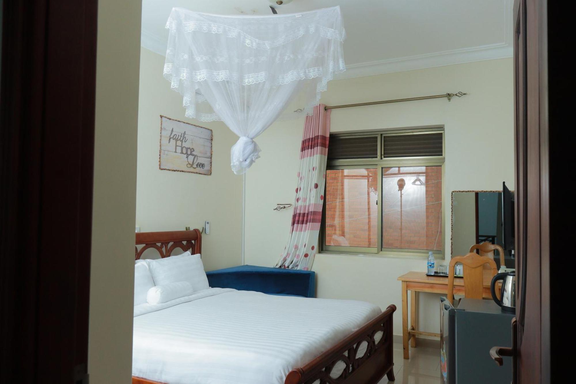 Mowicribs Hotel And Spa Entebbe Ngoại thất bức ảnh